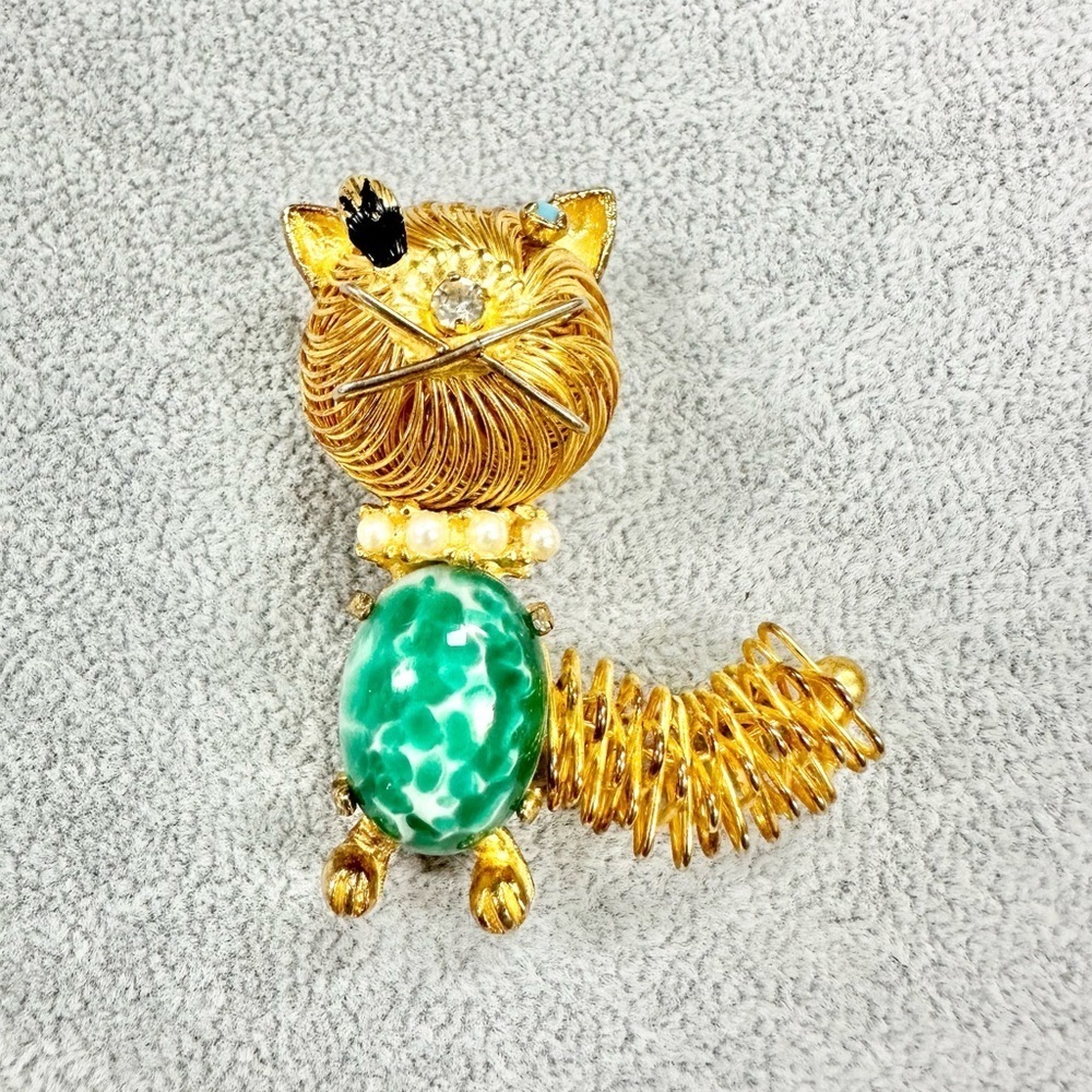 Vintage Gold Tone Wire Wrapped Green Cabochon Belly Winking Cat Brooch Pin